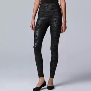 UEC Simply Vera Wang Black Camo Sheen High Rise Faux Leather Leggings SZ S